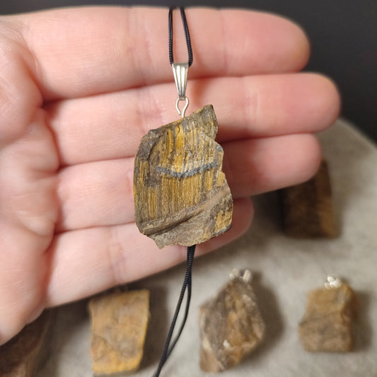 Colgante ojo de tigre en bruto