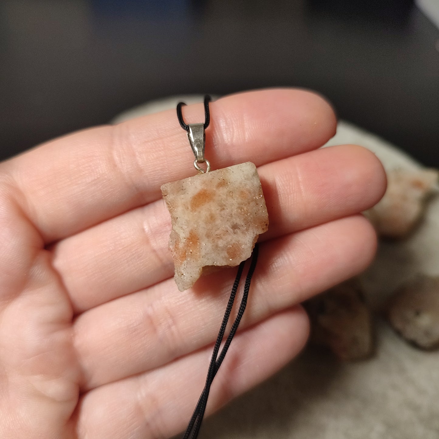 Colgante piedra sol en bruto