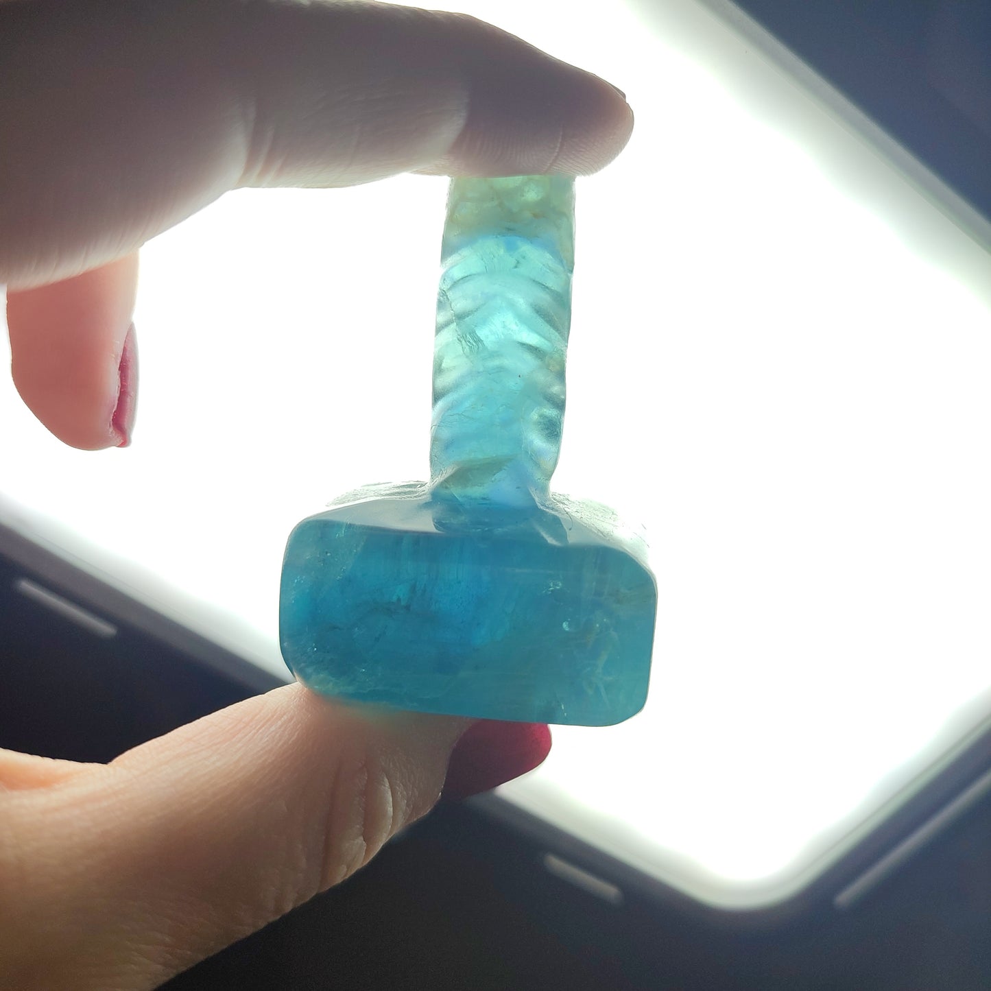 Mjolnir tallado en flúorita azul - martillo thor