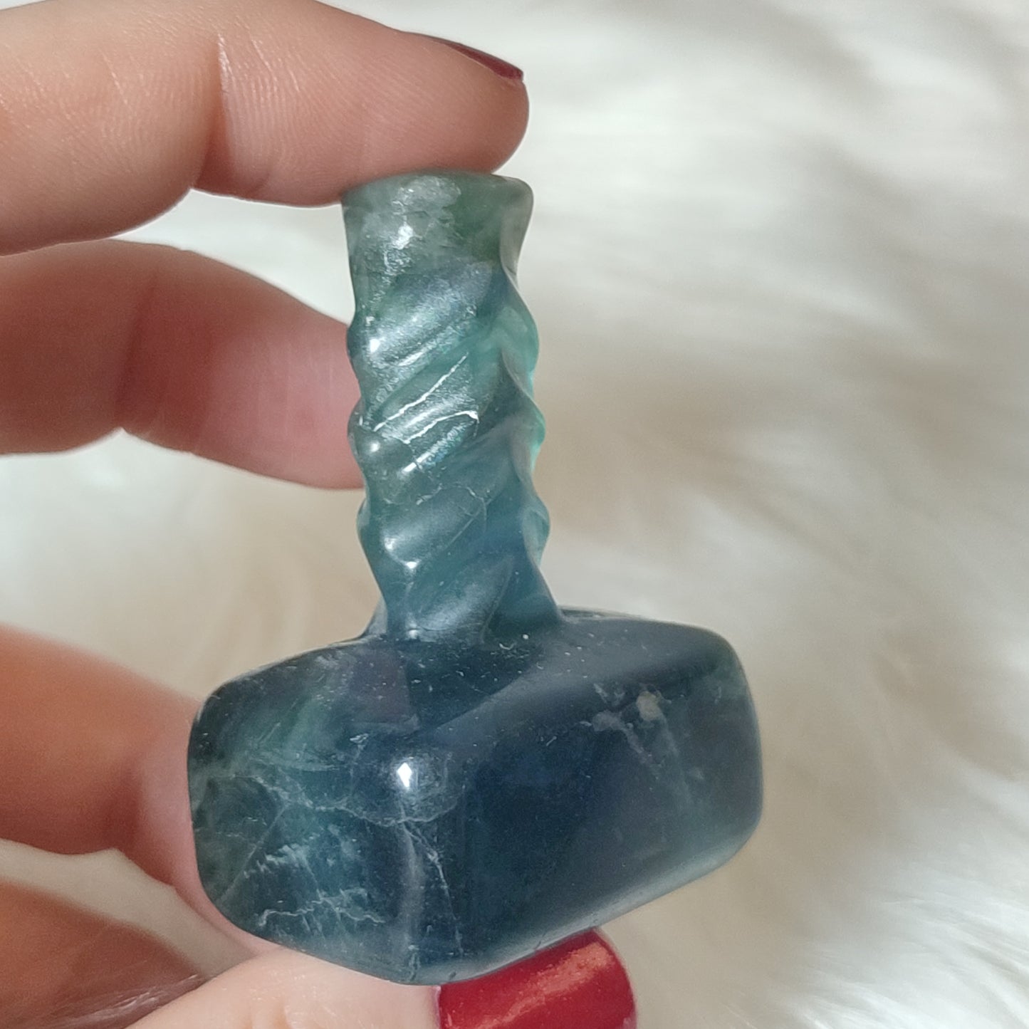 Mjolnir tallado en flúorita azul - martillo thor