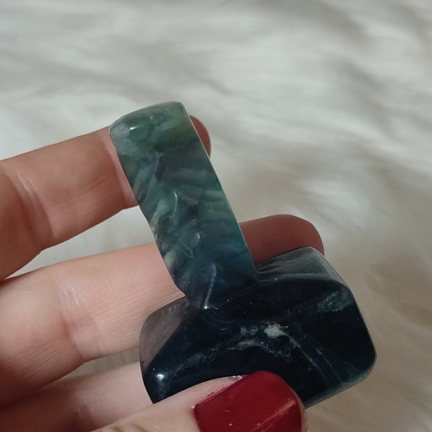Mjolnir tallado en flúorita azul - martillo thor