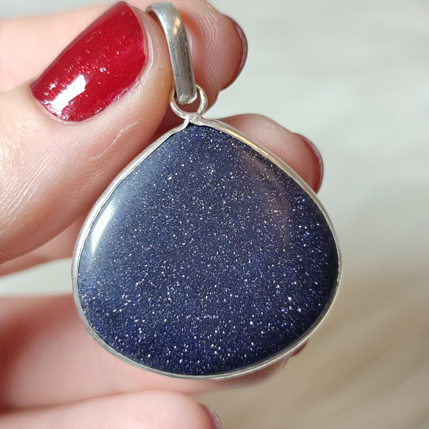 Colgante baño de plata con aventurina azul o piedra de las estrellas