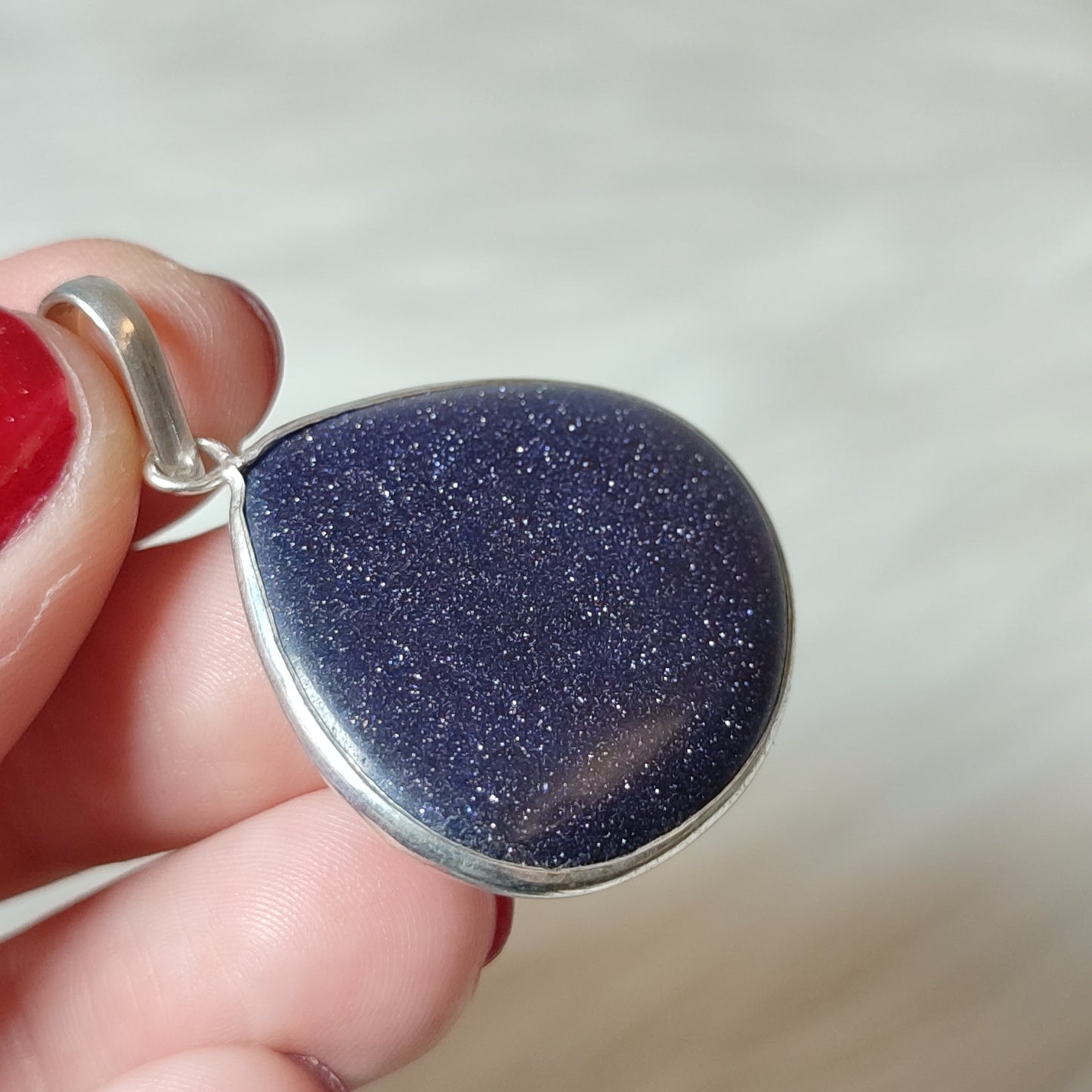 Colgante baño de plata con aventurina azul o piedra de las estrellas