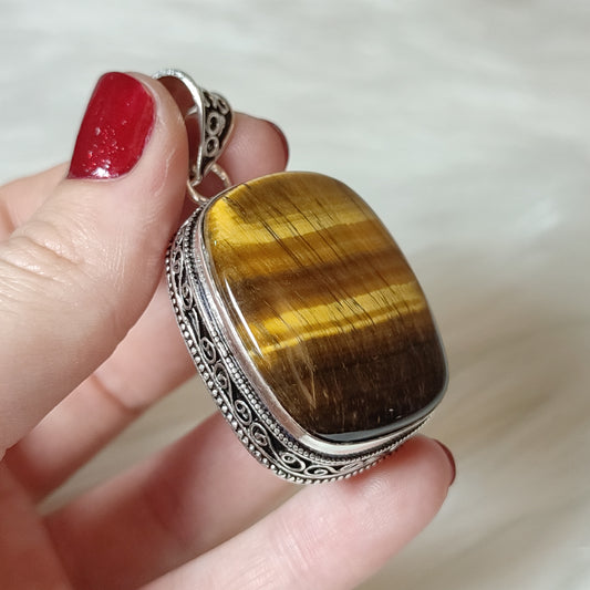 Colgante baño de plata con ojo de tigre