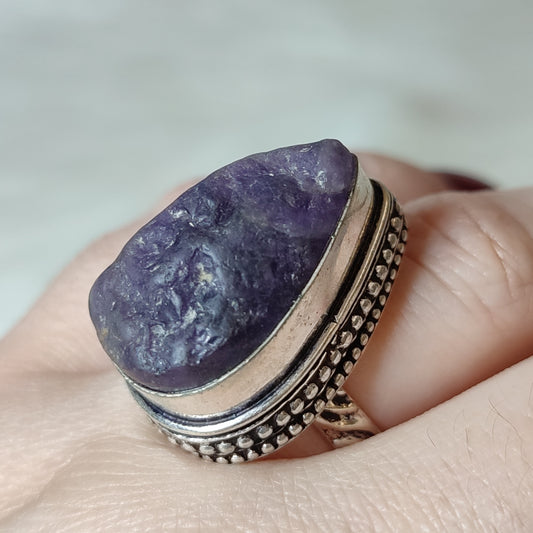 Anillo baño de plata con amatista chevron