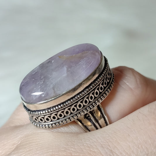Anillo baño de plata con cuarzo rosa lavanda