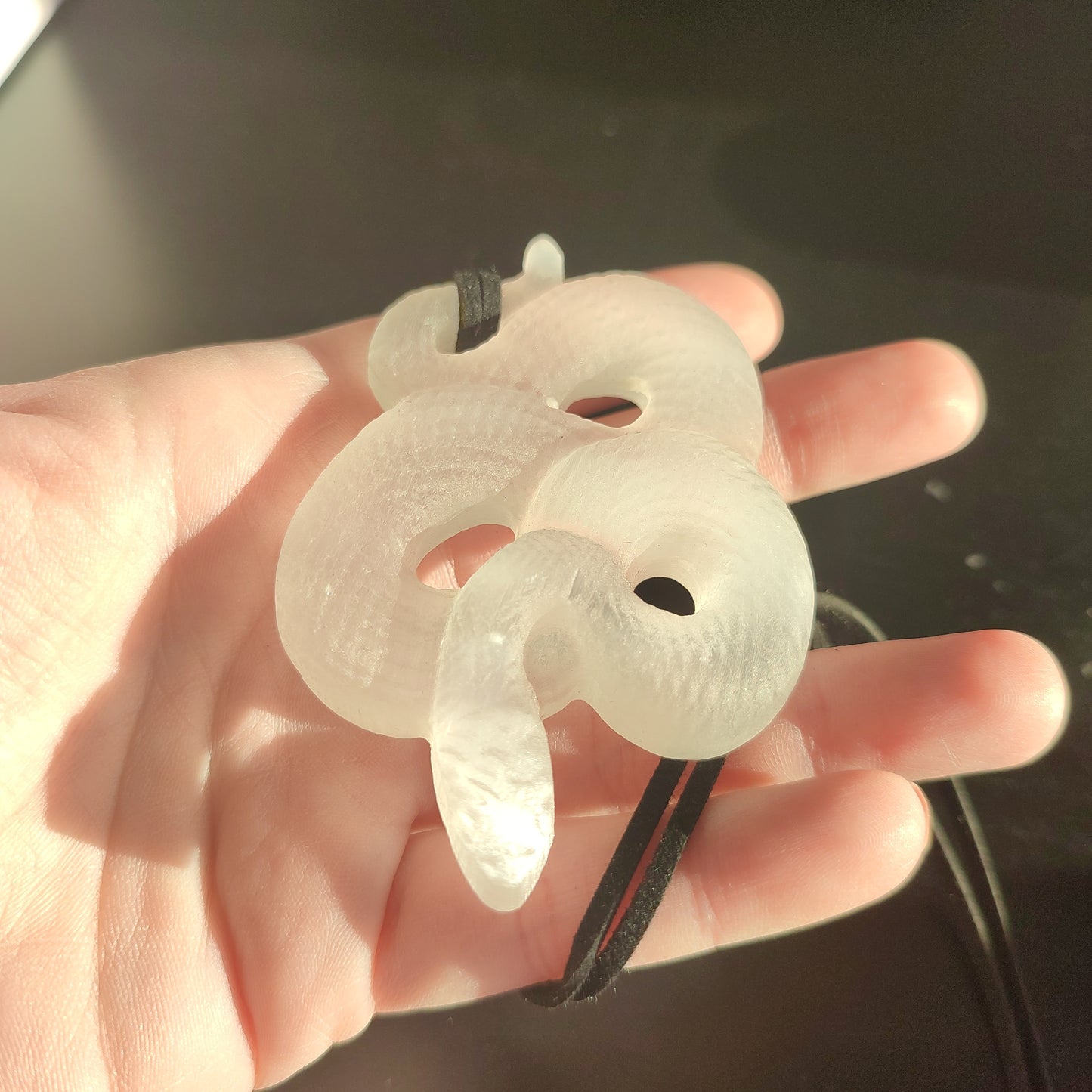 Colgante serpiente tallada en selenita alta calidad