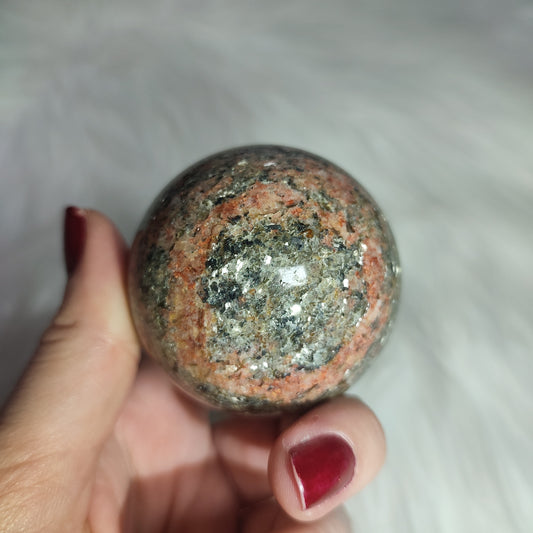 Esfera epidota con piedra sol 242 gramos
