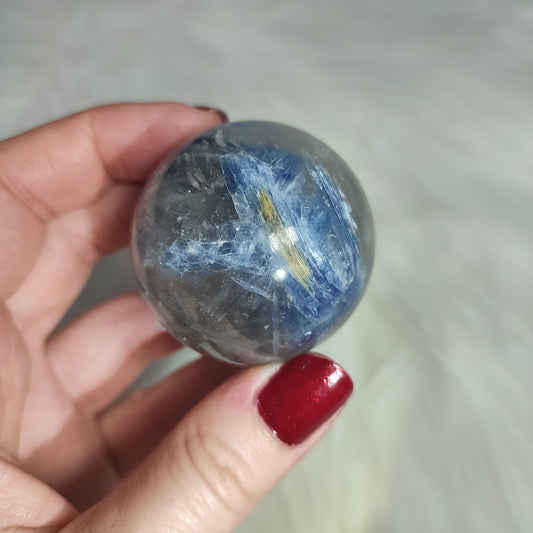 Esfera cianita azul con cuarzo