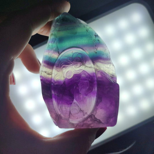 Sirena tallada en fluorita multicolor