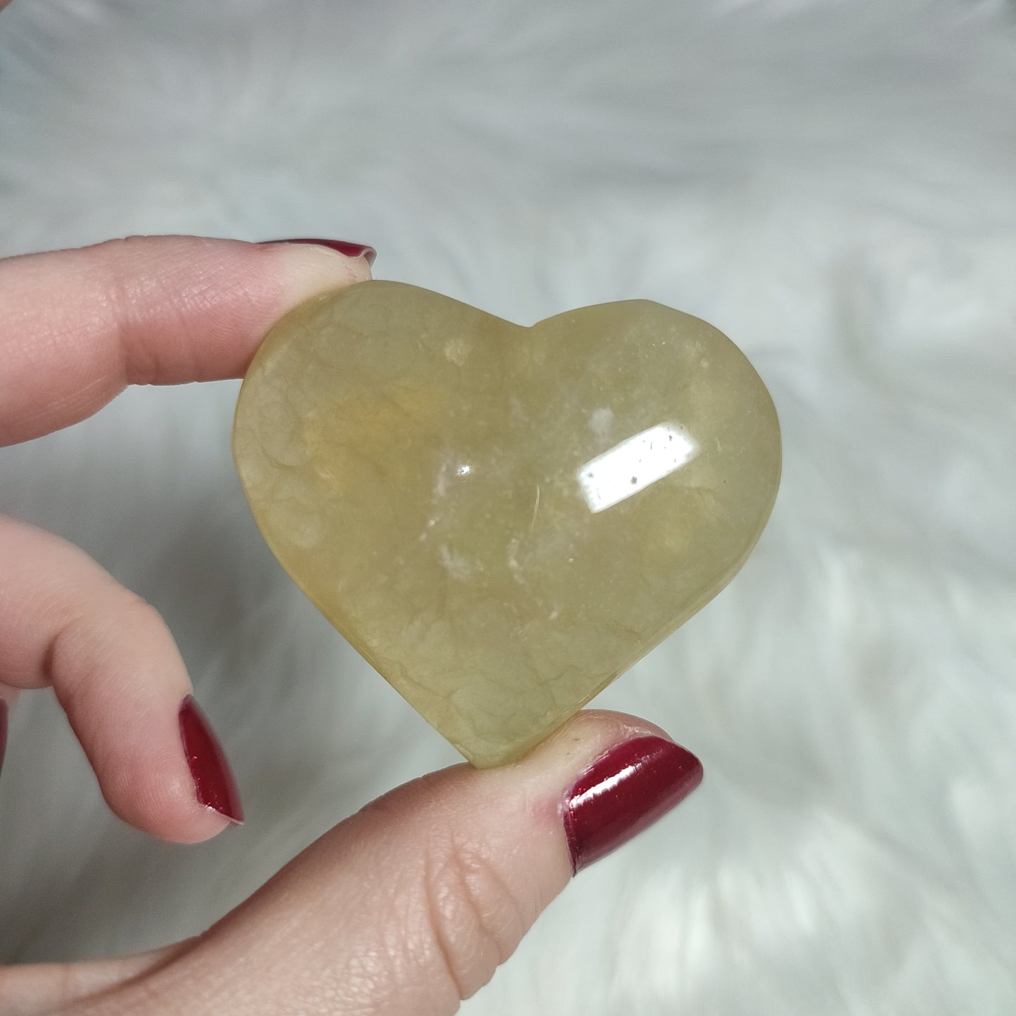 Corazon tallado en fluorita amarilla