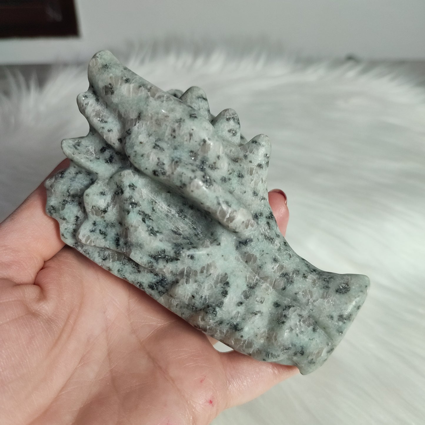 Cabeza dragón tallado en jaspe kiwi 476 gramos