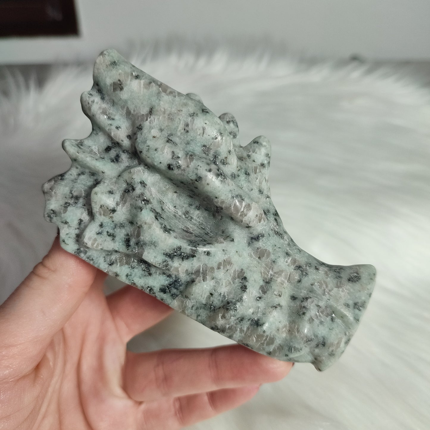 Cabeza dragón tallado en jaspe kiwi 476 gramos