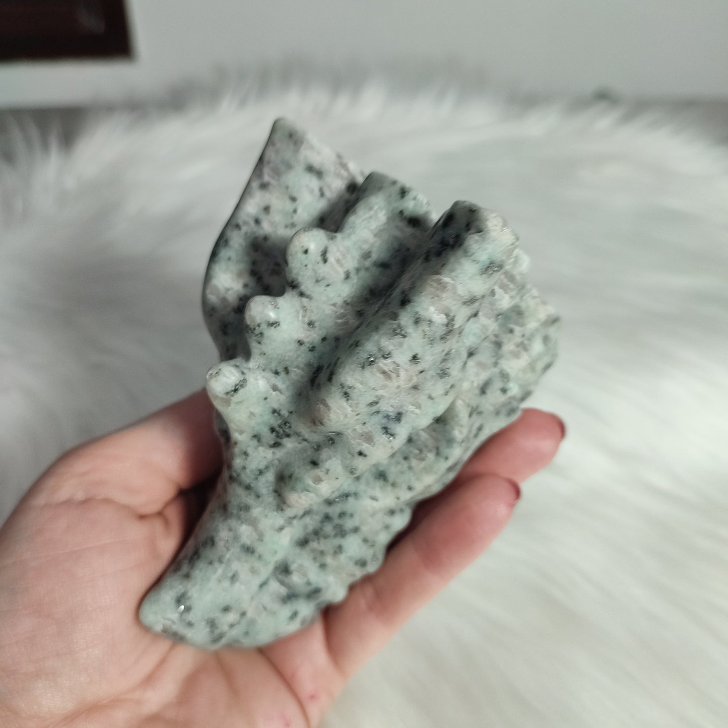 Cabeza dragón tallado en jaspe kiwi 476 gramos