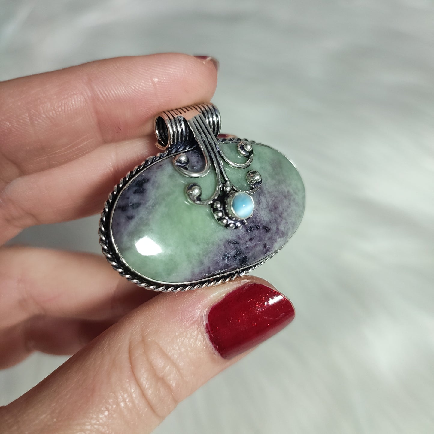 Colgante baño de plata con kammererita y larimar