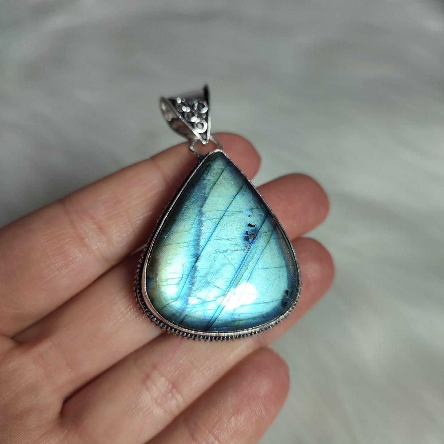 Colgante baño de plata con labradorita