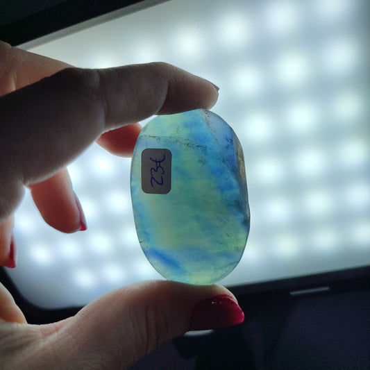 Rodado flúorita azul y amarilla