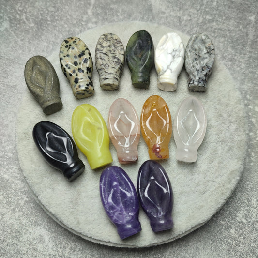 Vulva alias mollete tallada en diferentes minerales