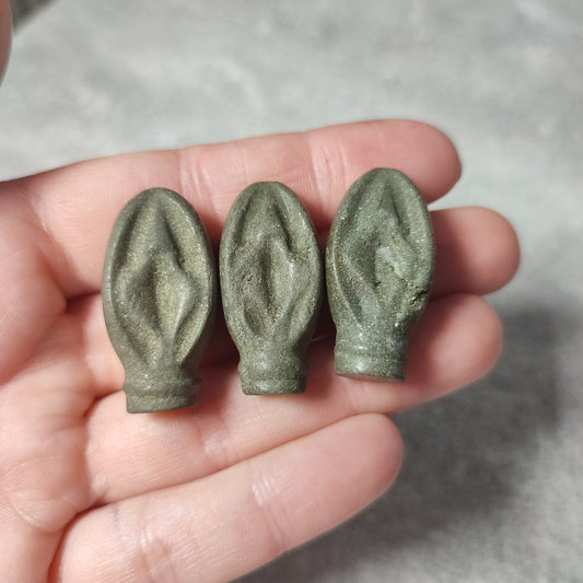 Vulva alias mollete tallada en diferentes minerales