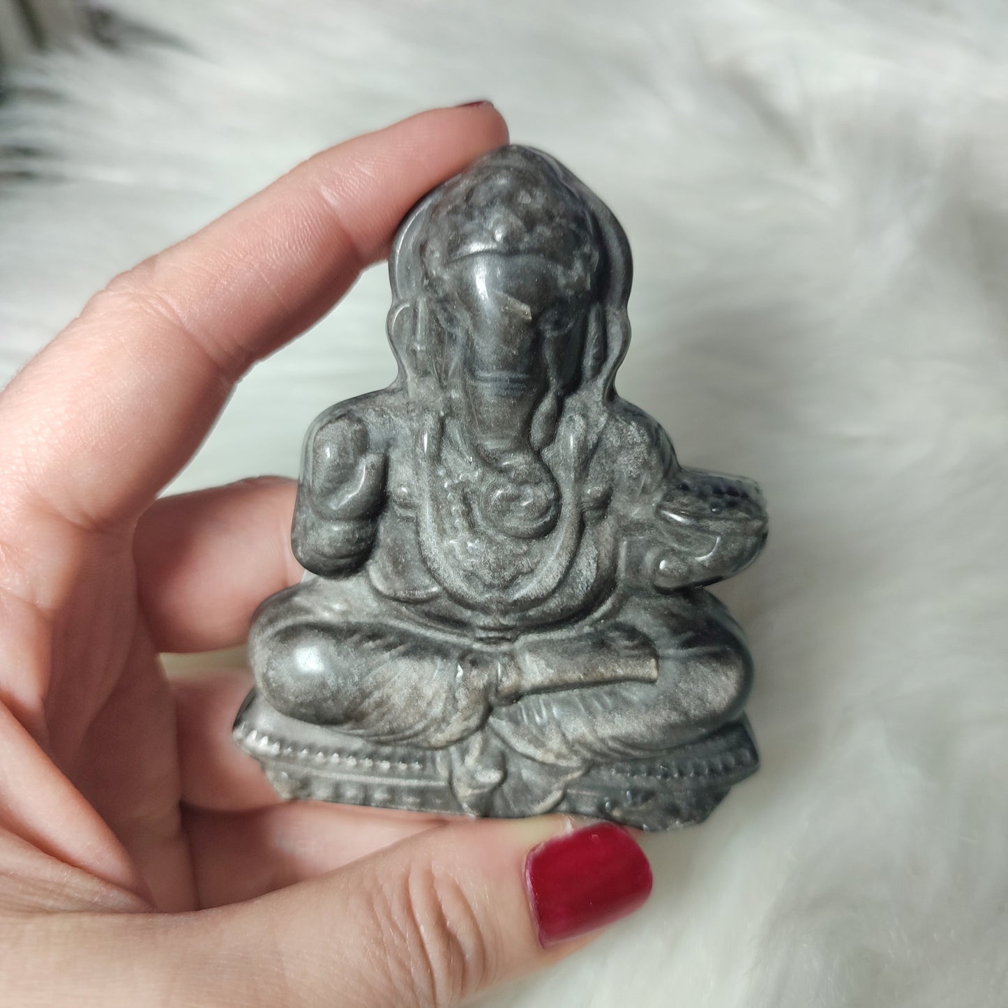 Ganesha tallada en Obsidiana plateada