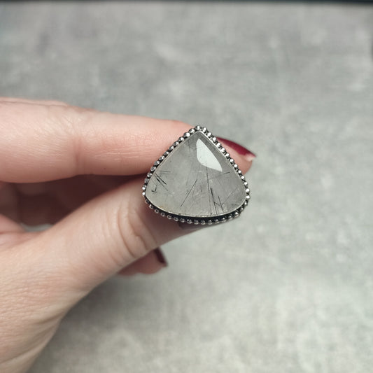 Anillo baño de plata con cuarzo con turmalina