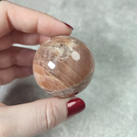 Esfera piedra luna melocotón con mix piedra sol 123 gramos