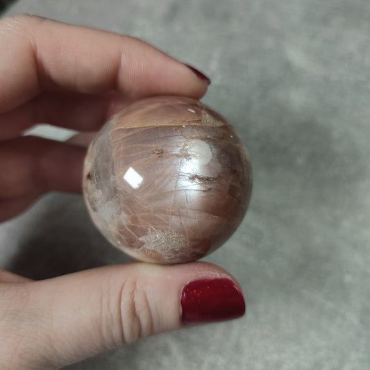 Esfera piedra luna melocotón con mix piedra sol 123 gramos