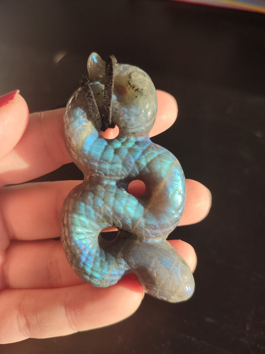 Colgante serpiente tallada labradorita