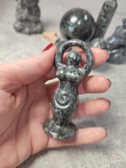 Diosa Espiral tallada en larvikita