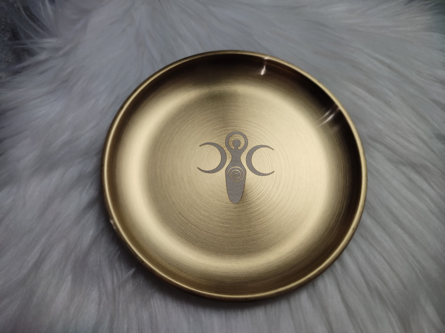 Plato de color bronce con Diosa Espiral