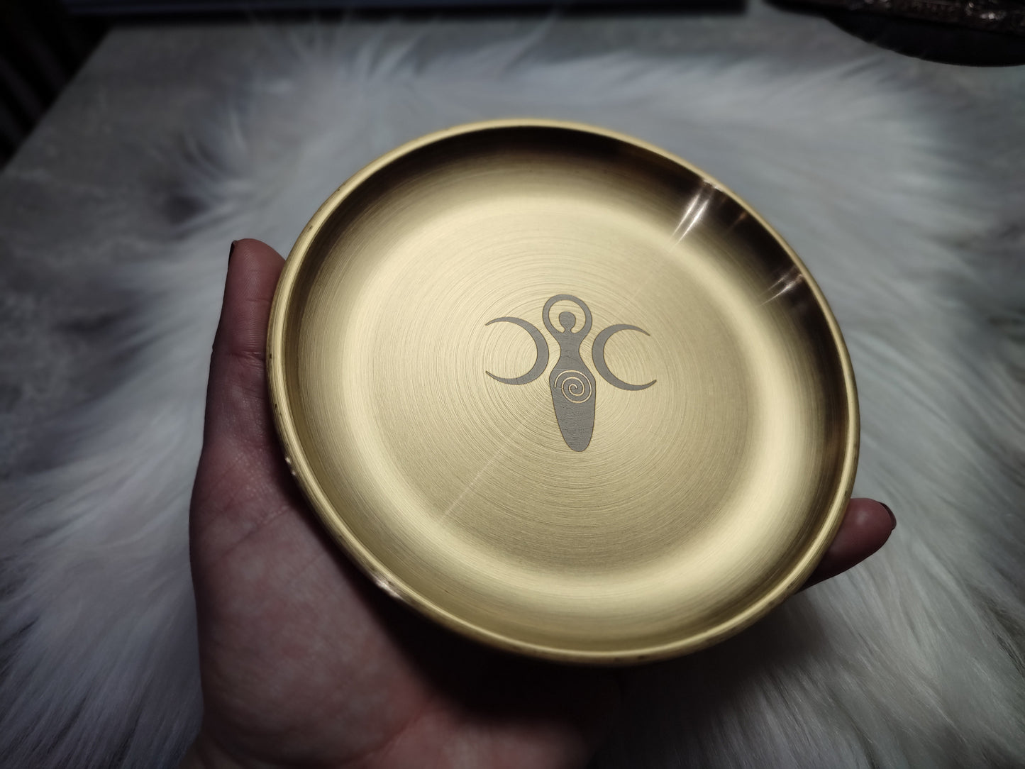 Plato de color bronce con Diosa Espiral