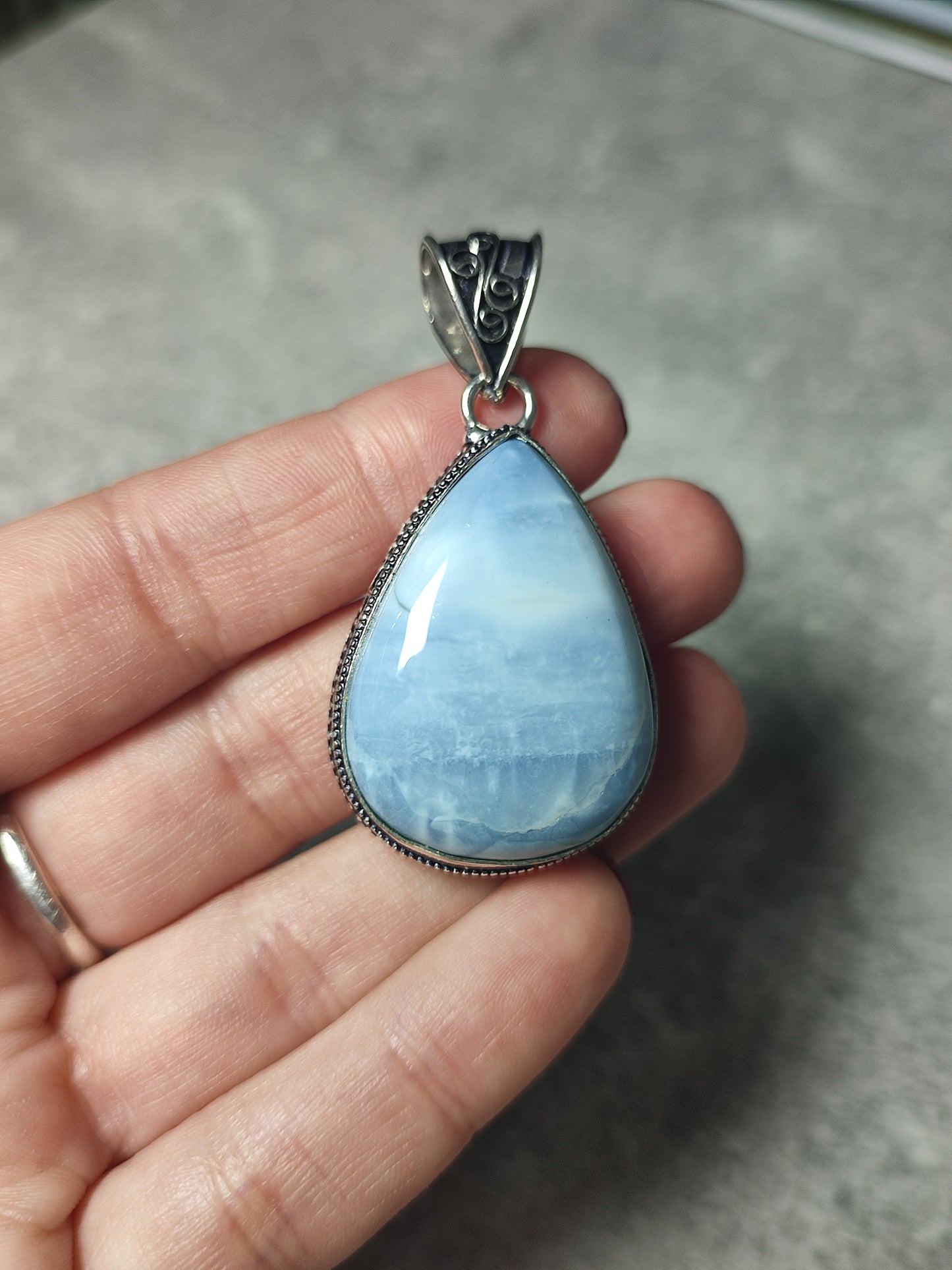 Colgante baño de plata con ópalo azul Owyhee