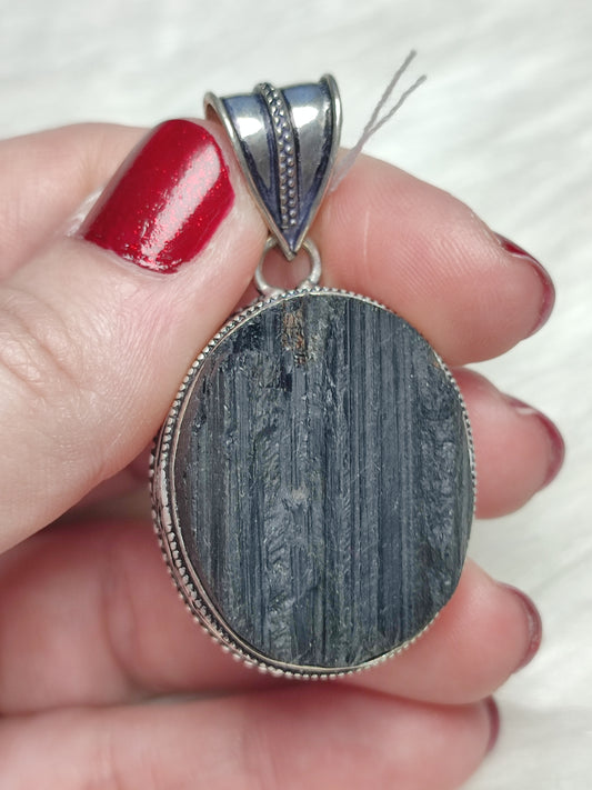 Colgante baño de plata con turmalina negra