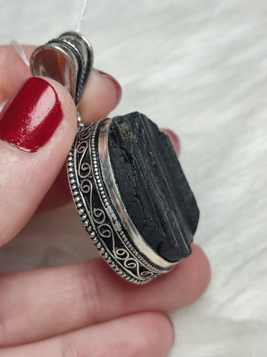Colgante baño de plata con turmalina negra