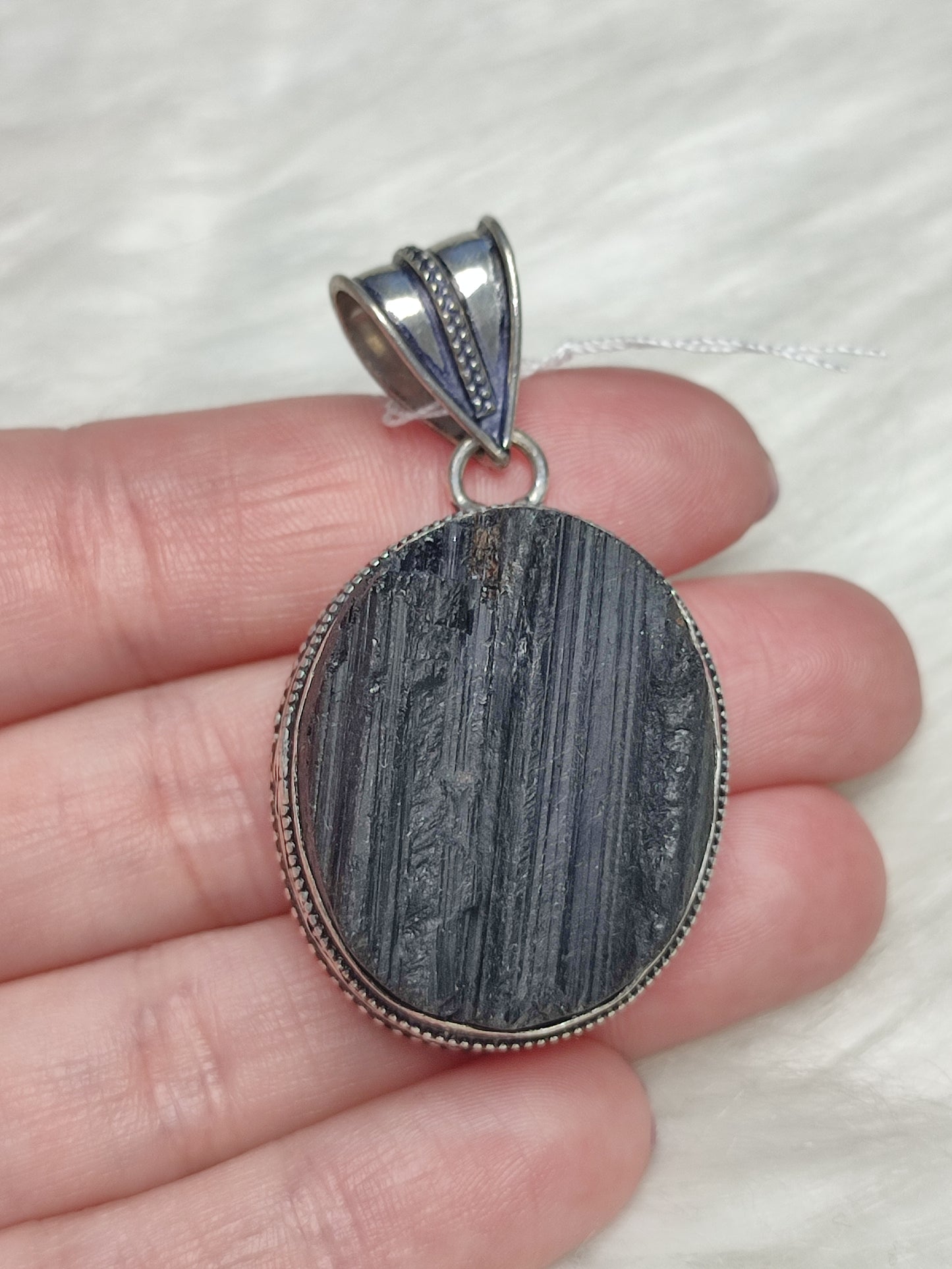 Colgante baño de plata con turmalina negra