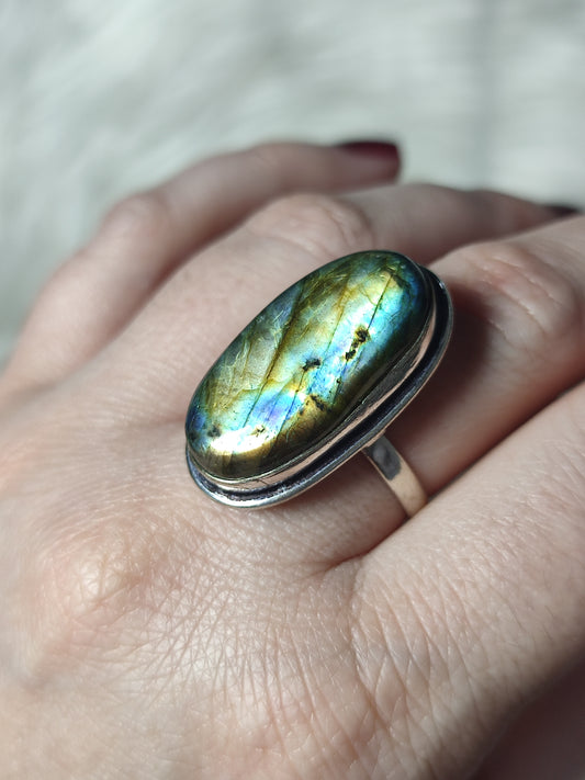 Anillo baño de plata con labradorita