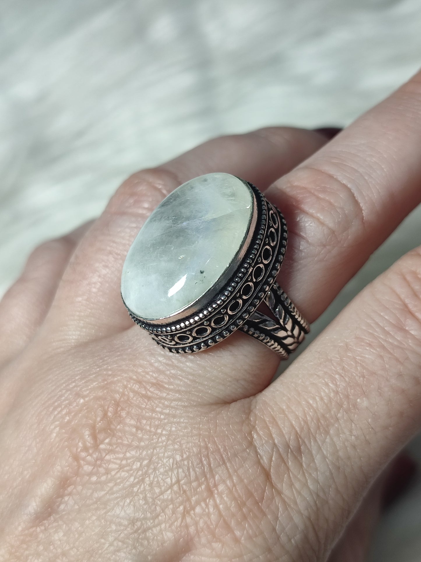 Anillo baño de plata con piedra luna