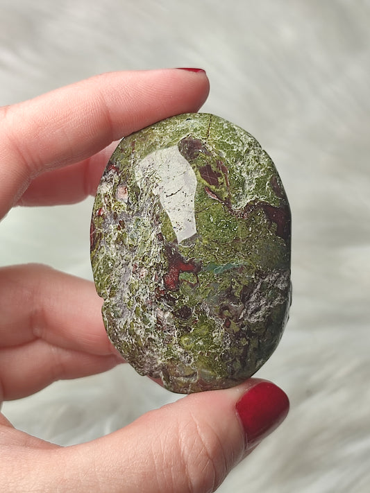 Rodado jaspe sangre de dragón rugoso