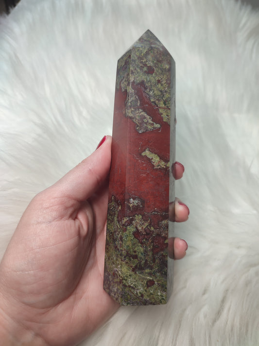 Gran punta piedra sangre de dragón 557 gr