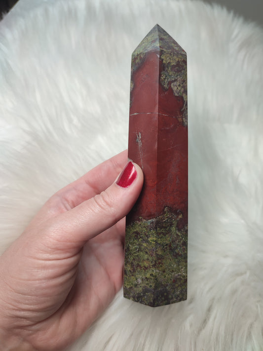 Gran punta piedra sangre de dragón 557 gr
