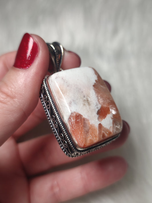 Colgante baño de plata con escolecita con estilbita 348