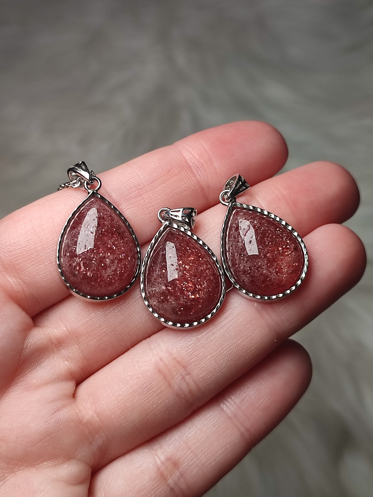 Collar baño plata con lágrima de cuarzo fresa 🍓