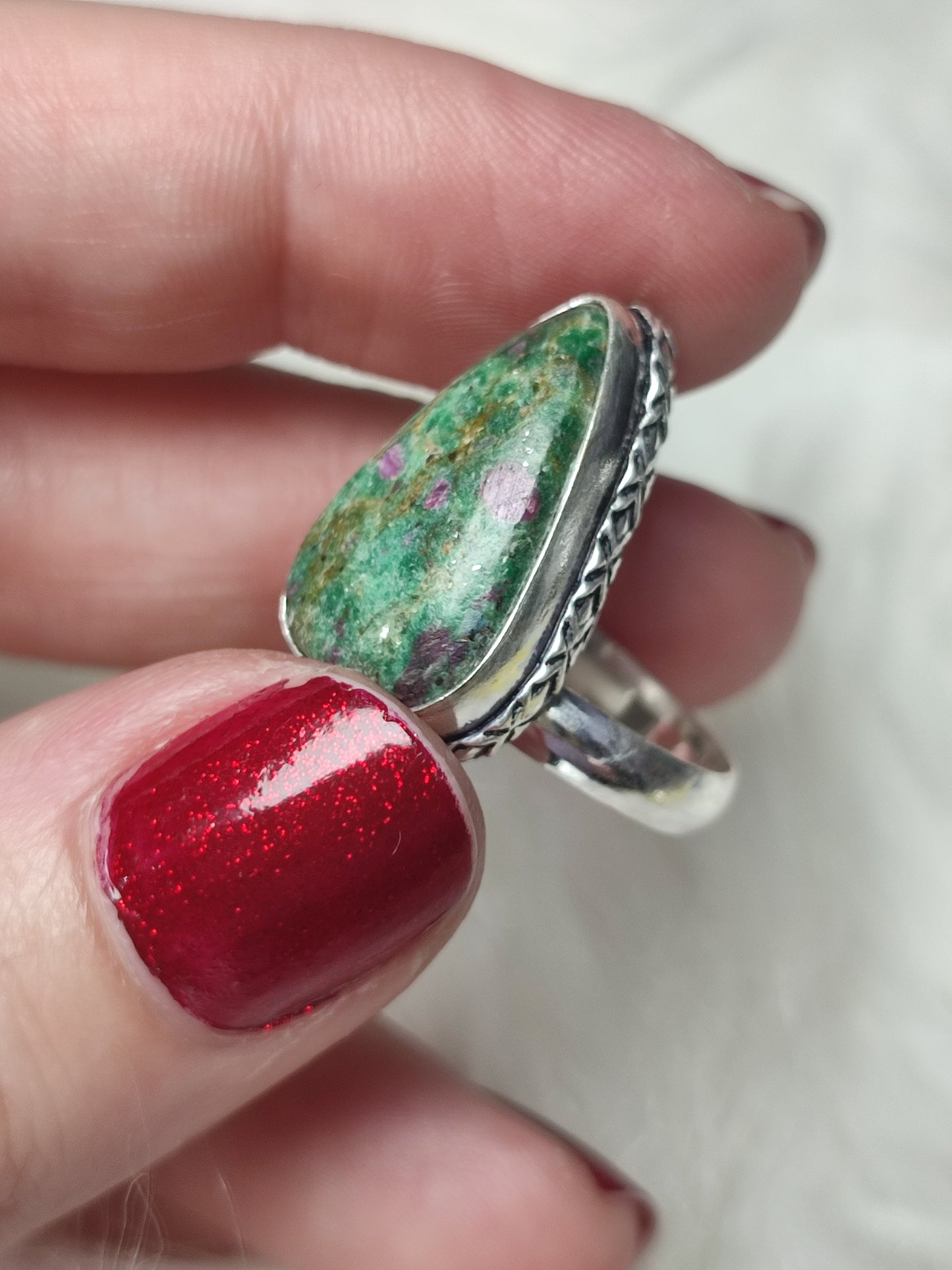 Anillo baño de plata con fucsita rubi