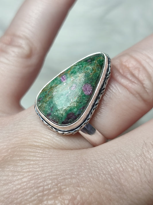 Anillo baño de plata con fucsita rubi