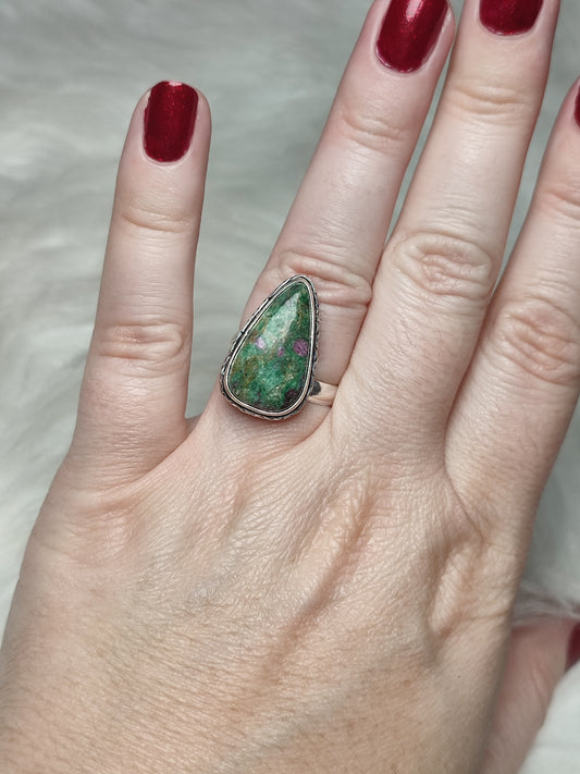 Anillo baño de plata con fucsita rubi