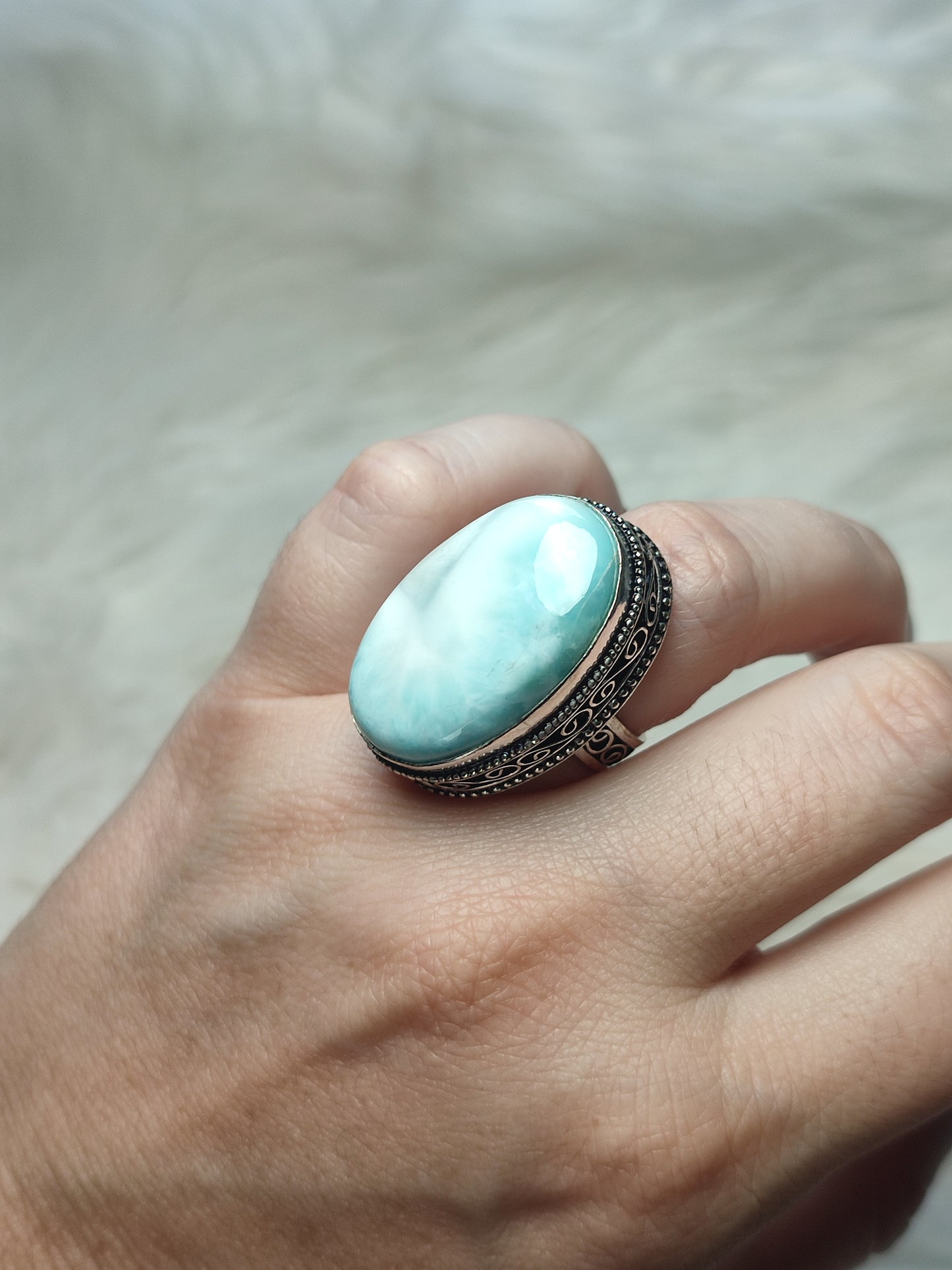Anillo baño de plata con larimar