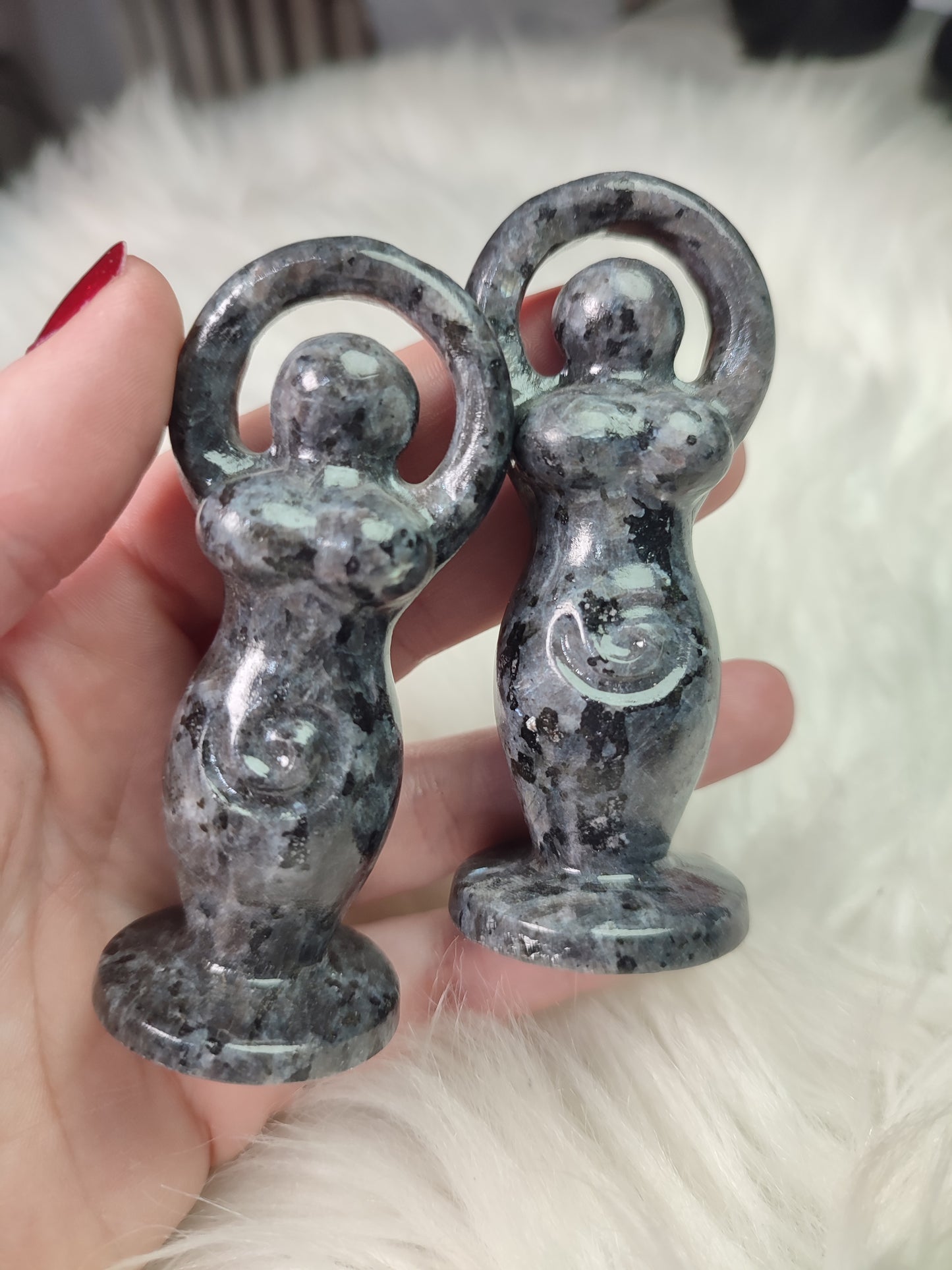 Diosa Espiral tallada en larvikita