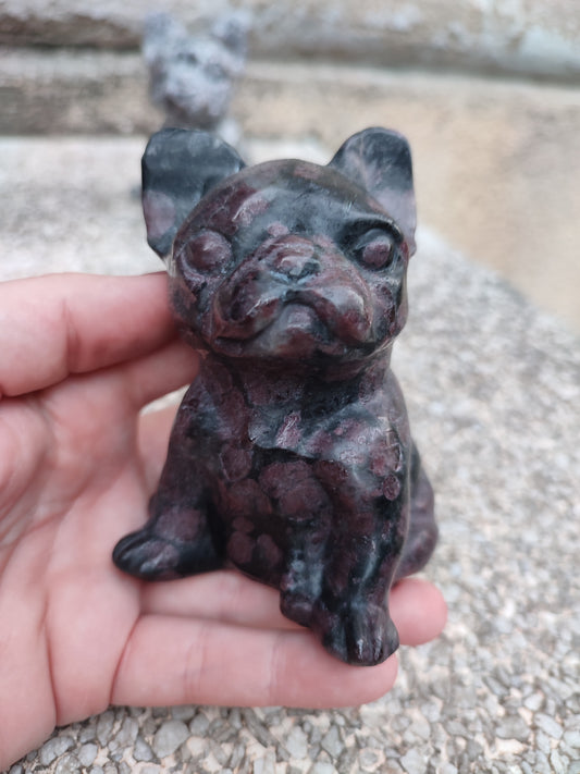 Bulldog francés tallado en astrofilita con granate 592 gramos
