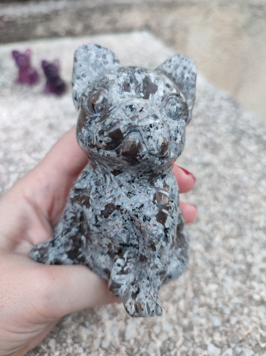 Bulldog francés tallado en Yooperlita 444 gramos