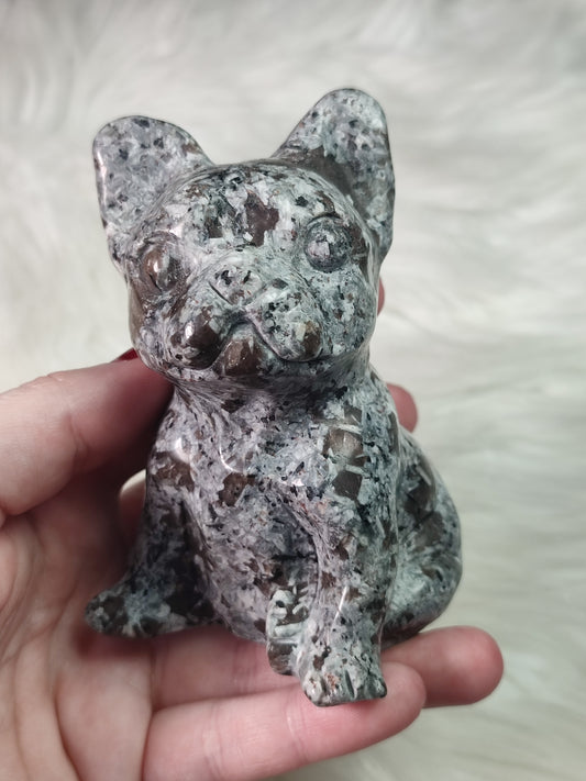 Bulldog francés tallado en Yooperlita 444 gramos